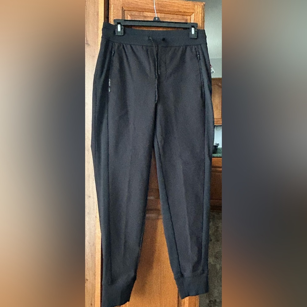 Women’s Athleta Headlands Hybrid Trek Jogger size 4